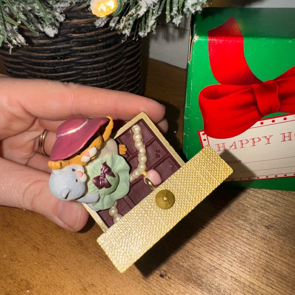 VINTAGE HALLMARK CHRISTMAS CARDS KEEPSAKE ORNAMENT SISTERS ARE TREASURED FRIENDS